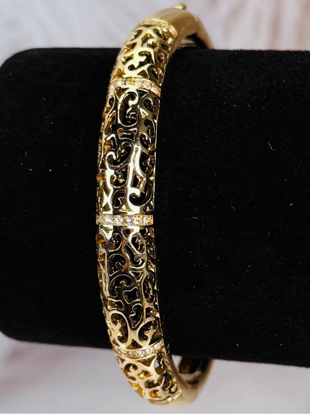 Beautiful vintage aged goldtone hinged bangle bracelet